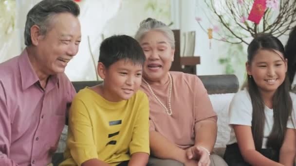 Grands Parents Asiatiques Joyeux Leurs Enfants Adultes Petits Enfants Assis — Video
