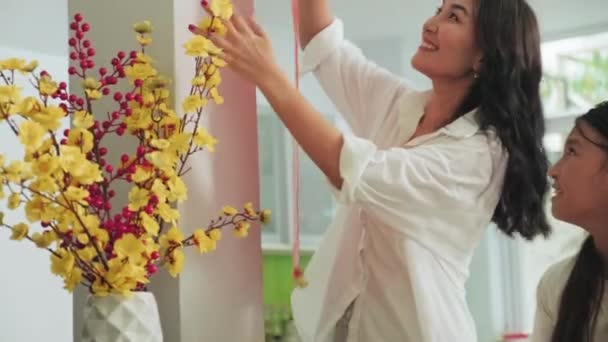 소원의 필도와 폭죽을 아시아 가족들 기념행사를 준비하는 동안붉은 장식하고 — 비디오