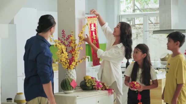 Alegre Família Asiática Decoração Casa Com Parede Tradicional Pendurado Pergaminho — Vídeo de Stock