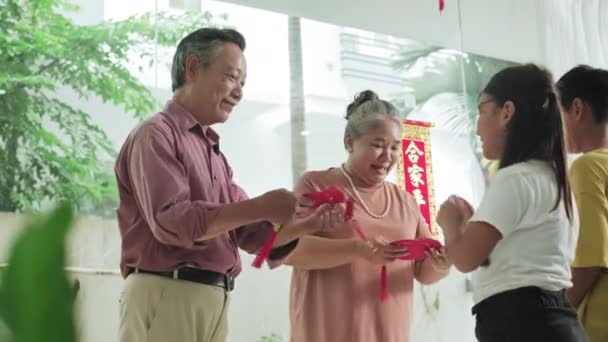 Låg Vinkel Skott Asiatiska Morföräldrar Dekorera Hus Med Röda Hängande — Stockvideo