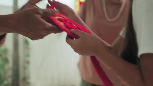 Primer Plano Del Abuelo Tomando Decoración Tet Rojo Chica Colgarlo — Vídeos de Stock