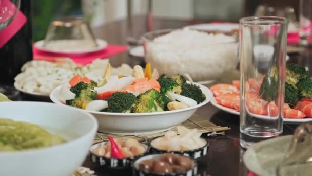 Κοντινό Πλάνο Της Παραδοσιακής Βιετναμέζικης Κουζίνας Πιάτα Στο Τραπέζι Χωρίς — Αρχείο Βίντεο