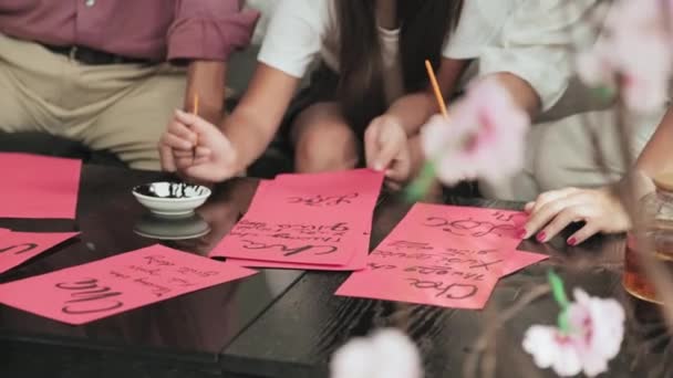 Plan Recadré Petite Fille Asiatique Assise Avec Maman Grand Père — Video