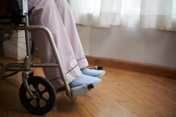 Oříznutý Obrázek Ženy Zdravotním Postižením Sedí Invalidním Vozíku — Stock fotografie