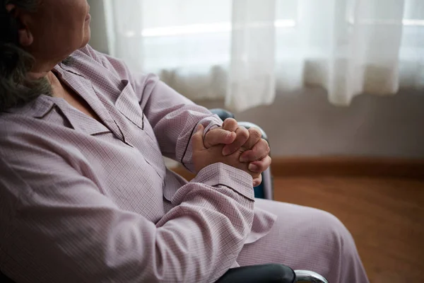 病院の寝室で車椅子に座っている病気の先輩女性 — ストック写真