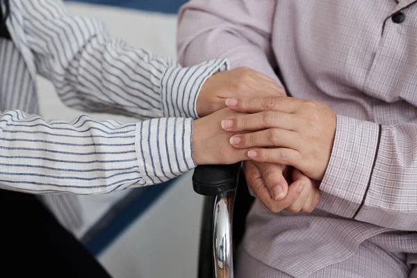 Женщина Сидящая Инвалидной Коляске Трогает Руки Дочери Навещающей Доме Престарелых — стоковое фото