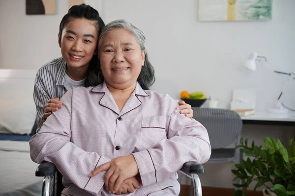 Usmívající Vietnamky Mladá Žena Objímající Starší Matku Když Navštíví Pečovatelském — Stock fotografie