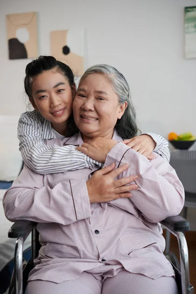 Torunu Huzurevinde Büyükannesini Ziyaret Ediyor Sevgisini Göstermek Için Ona Arkadan — Stok fotoğraf