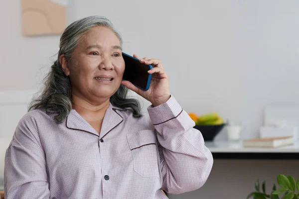 Mulher Sênior Sorrindo Chamando Membros Família Para Contar Sobre Sua — Fotografia de Stock
