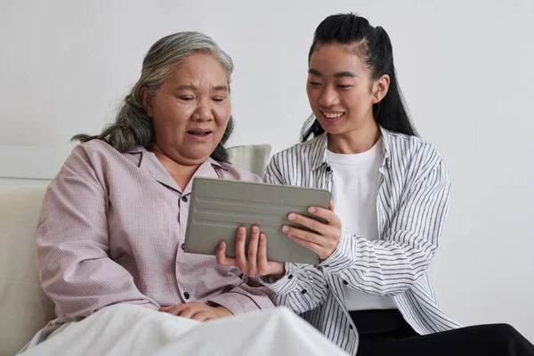 Daughter Showing New Show Tablet Computer Her Sick Mother Sitting — Stock Photo, Image