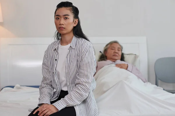 Mujer Vietnamita Grave Casi Llorando Sentada Cama Madre Anciana Enferma — Foto de Stock