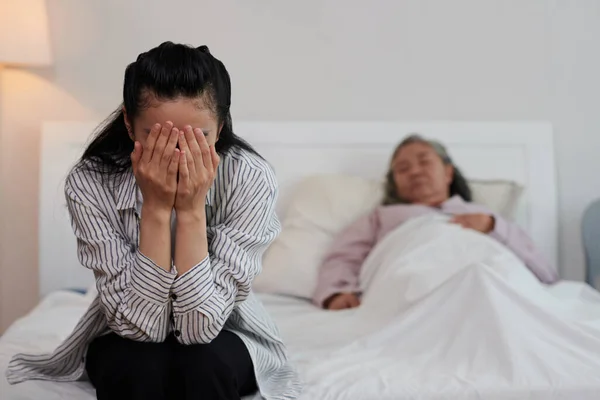 Zestresowana Młoda Kobieta Zakrywająca Twarz Dłońmi Podczas Płaczu Siedząc Łóżku — Zdjęcie stockowe