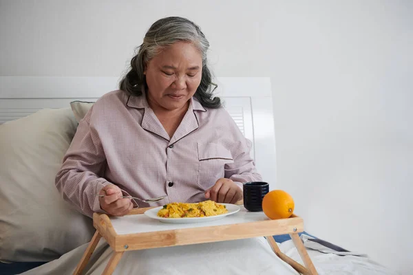 Senior Kvinna Bomull Pyjamas Äta Lunch Sängen — Stockfoto