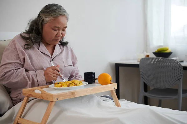 Sjuk Äldre Kvinna Sitter Sängen När Äter Hälsosam Lunch — Stockfoto