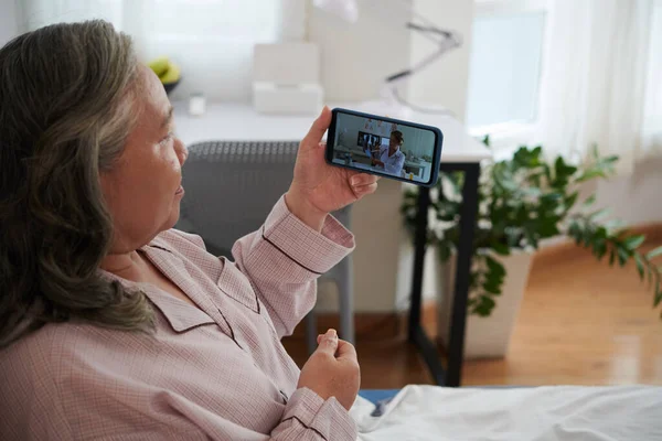 Видеообращение Пожилой Женщины Врачу Обсудить Результаты Рентгена Легких — стоковое фото