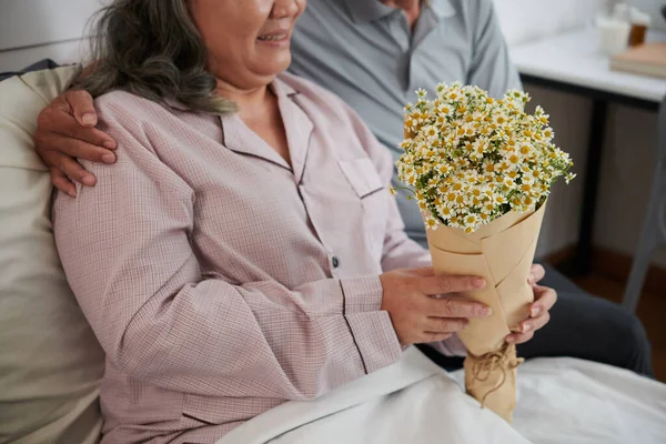 Férj Virágot Hoz Beteg Feleségnek Aki Ágyban Kórteremben — Stock Fotó
