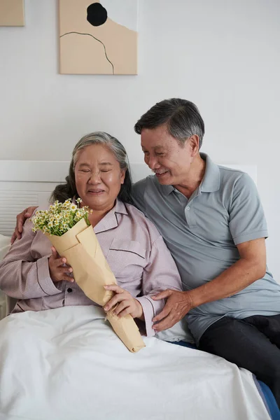 Ηλικιωμένος Φέρνει Λουλούδια Στην Άρρωστη Γυναίκα Του — Φωτογραφία Αρχείου