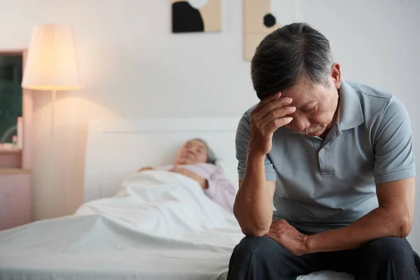 Depressief Bijna Huilen Senior Man Zittend Bed Van Zijn Zieke — Stockfoto