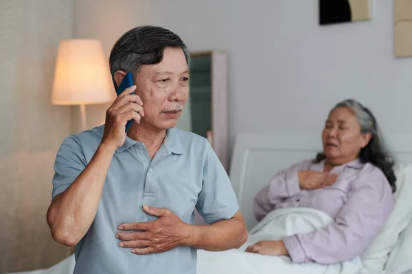 Беспокойный Пожилой Человек Вызвал Скорую Жены Случился Сердечный Приступ — стоковое фото