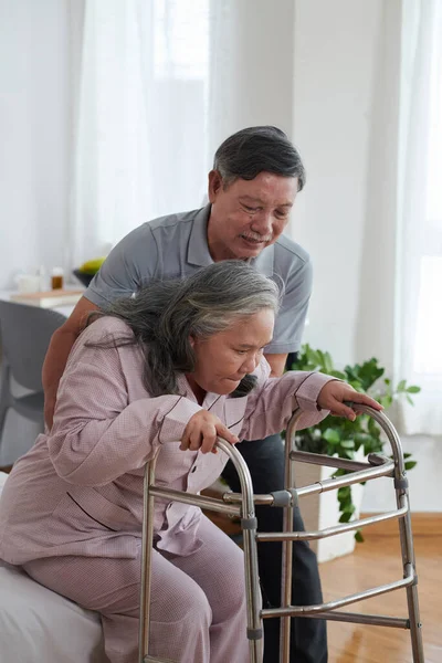 Koca Hasta Karısına Ayağa Kalkması Için Yardım Ediyor — Stok fotoğraf