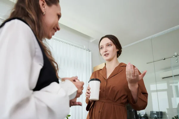 Affärskvinnor Diskuterar Nyheter Och Skvaller Kaffepausen Kontoret — Stockfoto