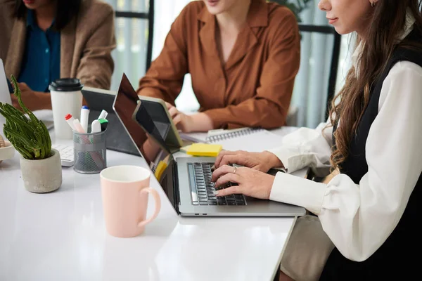 Zugeschnittenes Bild Von Geschäftsfrauen Die Bürotisch Laptops Arbeiten — Stockfoto