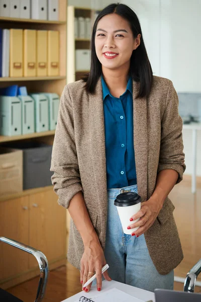 Retrato Mulher Negócios Sorrindo Bem Sucedida Com Xícara Café Mesa — Fotografia de Stock