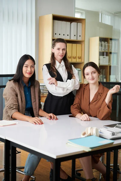 Equipe Sucesso Mulheres Negócios Que Trabalham Escritório — Fotografia de Stock