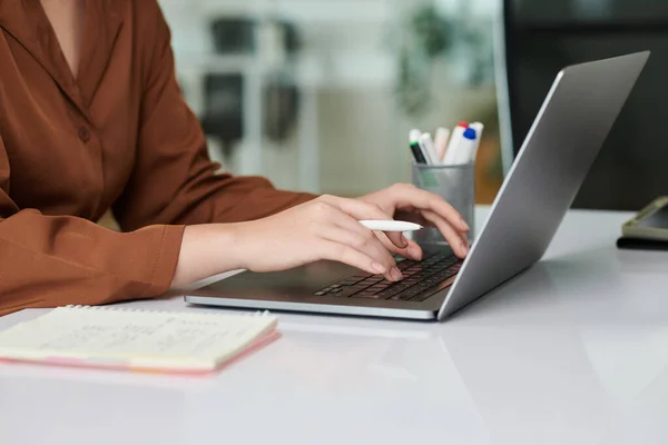 Ręce Kobiecego Przedsiębiorcy Pracującego Laptopie Sprawdzającego Maile Piszącego Planerze — Zdjęcie stockowe