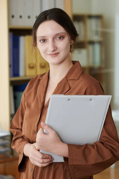 年轻微笑的女企业家拿着剪贴板的画像 — 图库照片