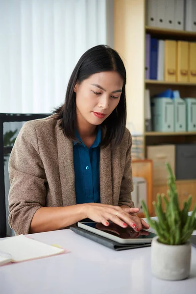 Πορτρέτο Των Σοβαρών Γυναικών Επιχειρηματιών Που Εργάζονται Υπολογιστή Tablet Έκθεση — Φωτογραφία Αρχείου