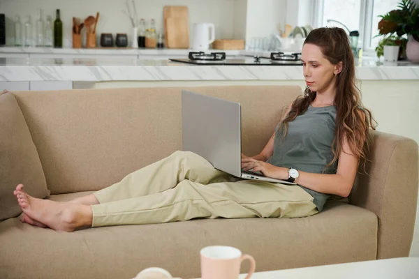Jovem Empresária Sentada Sofá Trabalhando Laptop — Fotografia de Stock