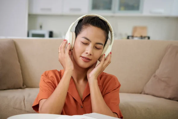 年轻女子在欣赏耳机中的好音乐时闭上眼睛的肖像 — 图库照片