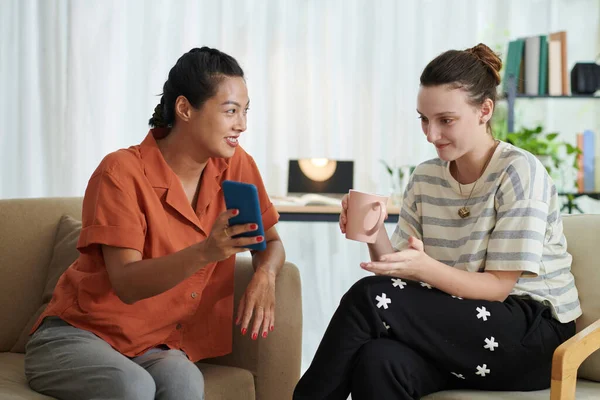 Sorrindo Jovem Mostrando Foto Novo Namorado Tela Smartphone Para Amigo — Fotografia de Stock