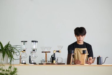 Barista müşteri için Vietnam tarzı kahve yapıyor.