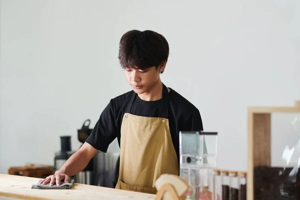Zamyślony Młody Azji Barista Czyszczenia Licznik Przed Otwarciem Kawiarni Rano — Zdjęcie stockowe