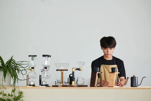 Barista Gör Vietnamesiska Stil Kaffe För Klient — Stockfoto