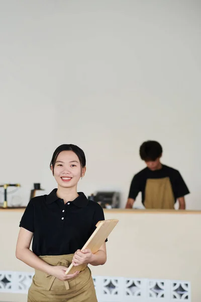 Glimlachende Jonge Vietnamese Caféserveerster Met Houten Plank — Stockfoto