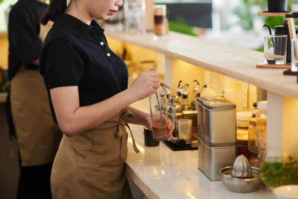 お客様のための冷たい飲み物を作るコーヒーショップバリスタ — ストック写真