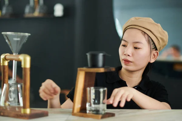 Jonge Coffeeshop Barista Maken Vietnamese Stijl Koffie Voor Klant — Stockfoto