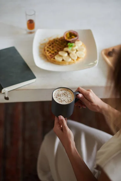 Vrouw Met Een Kop Cappuccino Wafels Met Banaan Als Ontbijt — Stockfoto