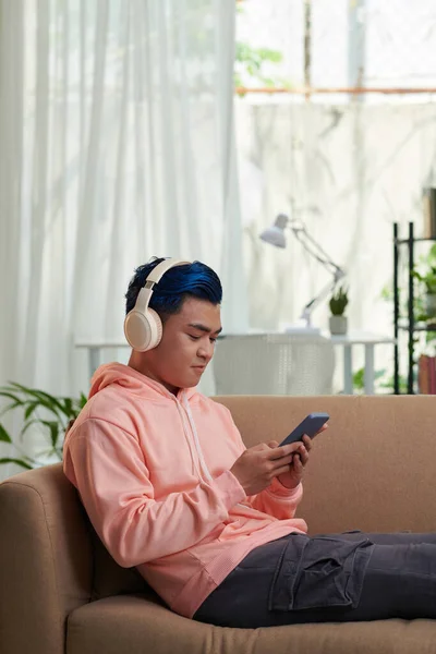Tienerjongen Met Blauw Haar Zittend Bank Luisterend Naar Muziek Van — Stockfoto
