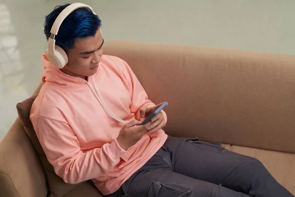 Joven Con Pelo Azul Oscuro Descansando Sofá Escuchando Podcast — Foto de Stock