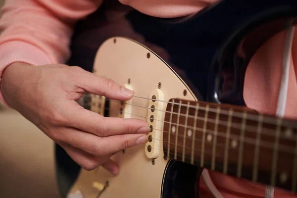 Imagen Primer Plano Del Joven Creativo Arrancando Guitarra Casa Para — Foto de Stock