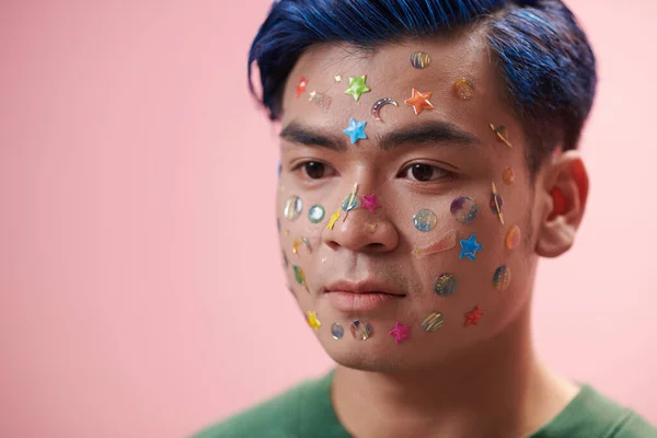 Glittrande Färgglada Klistermärken Ansiktet Ung Man Med Blått Hår — Stockfoto
