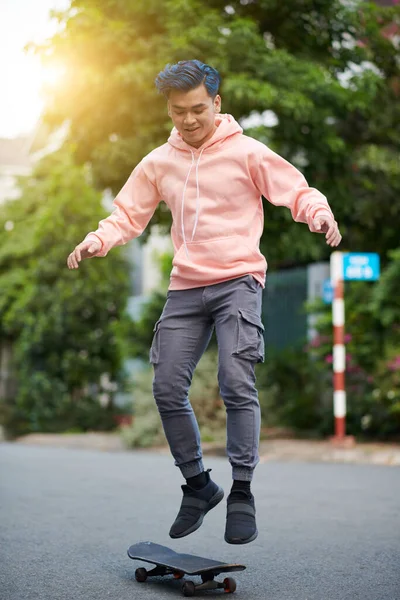 Jeune Homme Effectuant Cascade Sur Skateboard — Photo