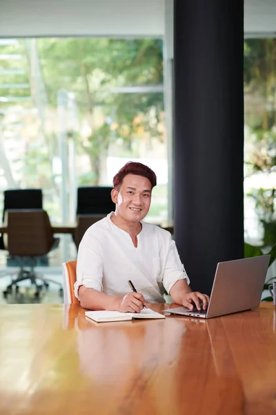 Portrait Smiling Entrepreneur Working Laptop Office Desk Meeting Room — Stock Photo, Image