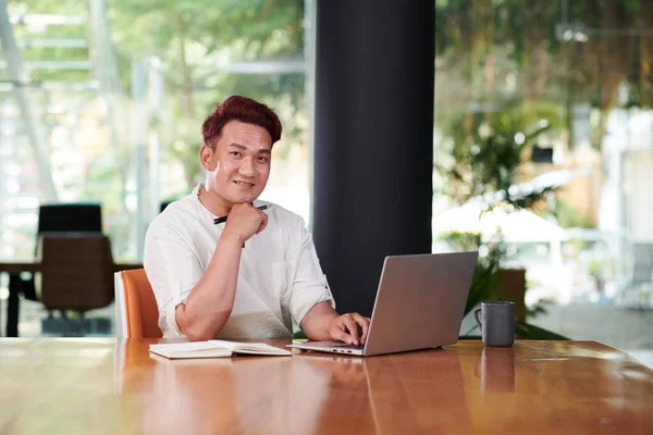 Zelfverzekerde Glimlachende Aziatische Zakenman Werken Laptop Kantoor — Stockfoto