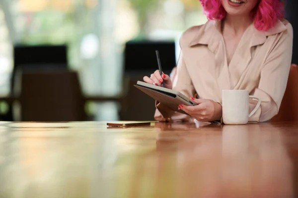 Wizerunek Pozytywnej Bizneswoman Pijącej Kawę Podpisującej Dokumenty Tablecie Cyfrowym — Zdjęcie stockowe