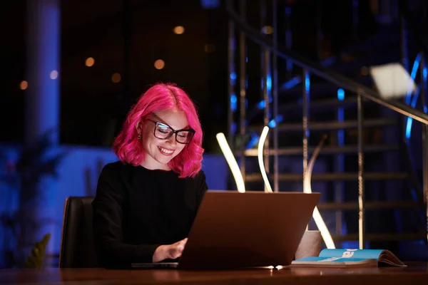 Счастливая Молодая Предпринимательница Работает Ноутбуке Темном Ресторане — стоковое фото